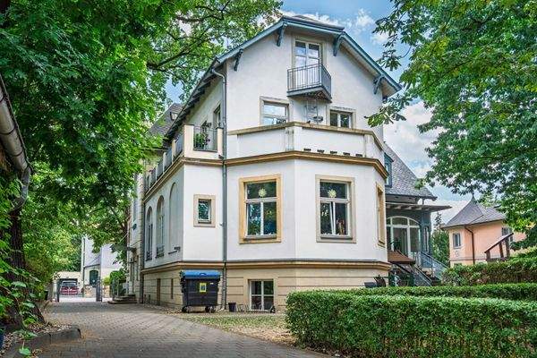 Rückansicht und zwei Stellplätze