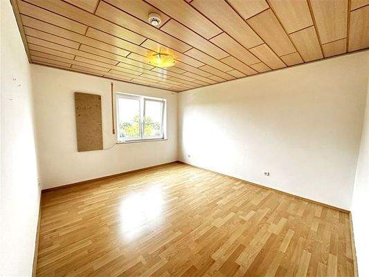 geräumiges Schlafzimmer