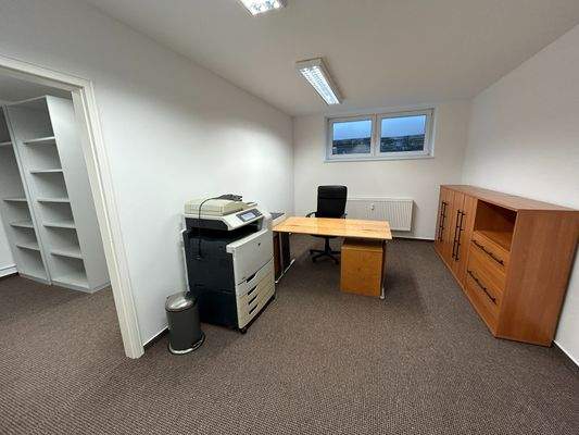 Blick in den zweiten Büroraum rechts