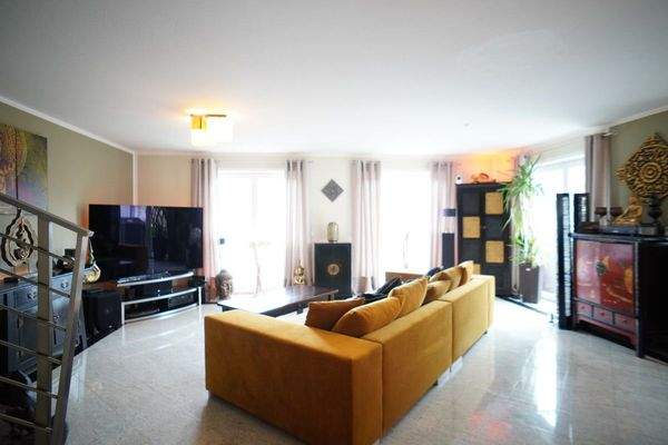 Wohnzimmer mit Granitboden und Zugang zum Balkon