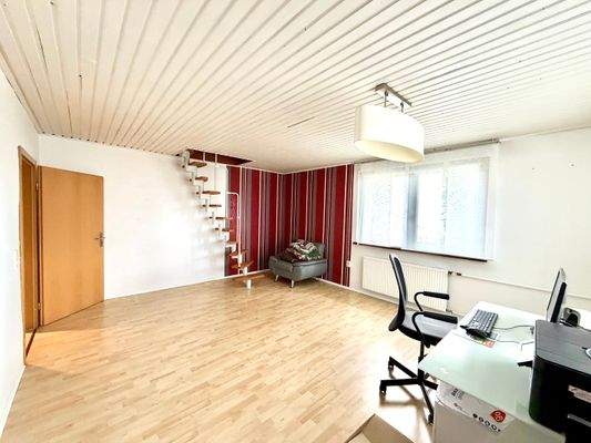 Arbeitszimmer mit Treppe zum DG