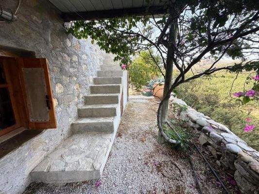 Südostkreta, Pilalimata: Steinhaus mit schönem Garten in Strandnähe zu verkaufen