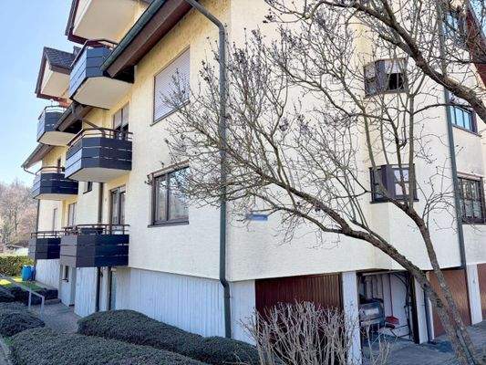 Ansicht Garage und Hauseingangsseite