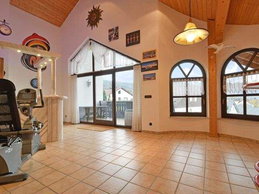 ...mit großer Fensterfront und Zugang...