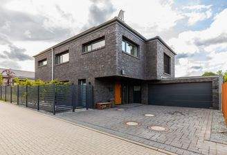 Eingang und Doppelgarage