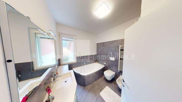 Don-Bosco-Bozen-Bolzano-Vierzimmerwohnung-quadrilocale-hochwertig-Veranda-Badewanne-Dusche-doccia-letzter-Stock-ultimo-piano-Garage