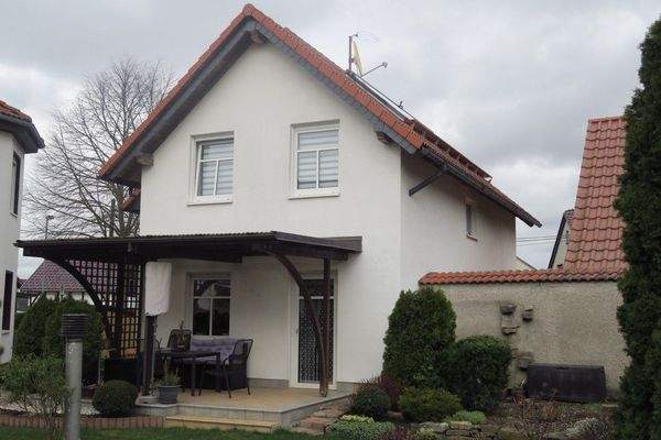 Hausansicht mit Terrasse