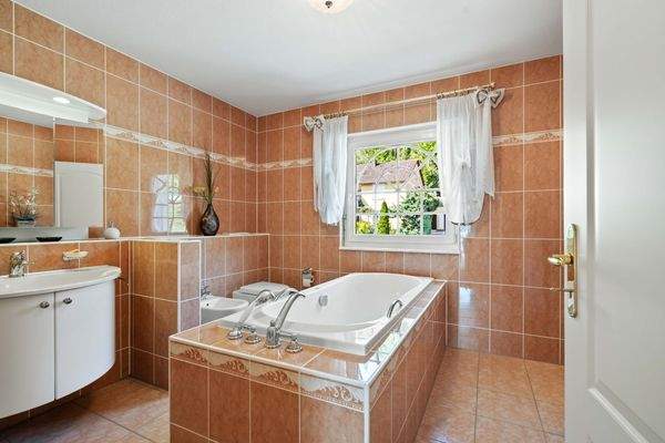 Entspannungsbad mit Panoramablick auf die Berge