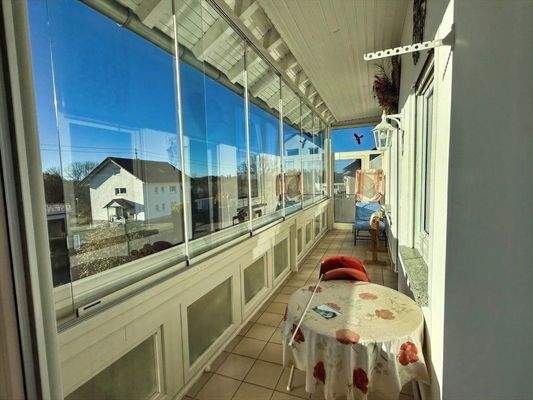 Glasverkleideter Balkon mit Überdachung