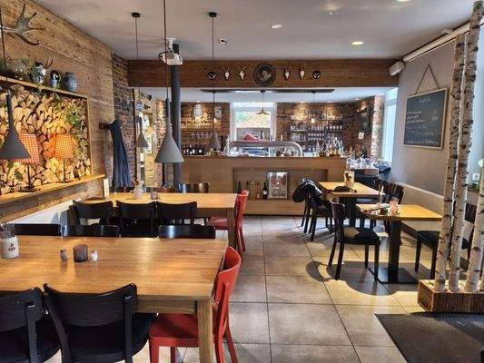 Weiterer Gastraum mit Theke