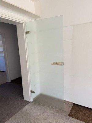 Moderne Glastür im Wohnzimmer