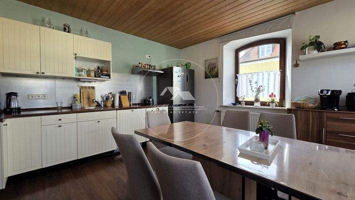 Wohnküche mit Einbauküche