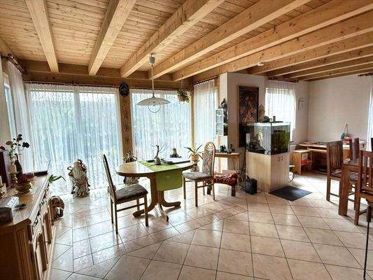 Heller Wohn- und Essbereich