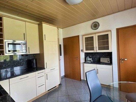 Küche mit Zugang Flur u. Treppe zum DG