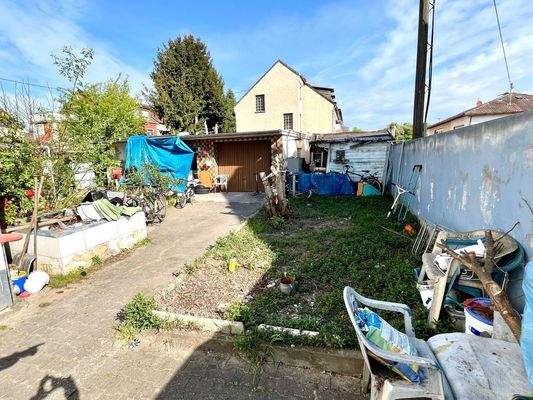 Hinterhof mit Garage