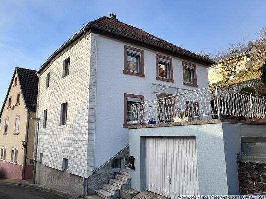 Strassenseite mit Garage