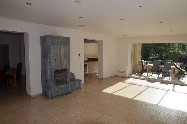 Wohnzimmer mit Kamin