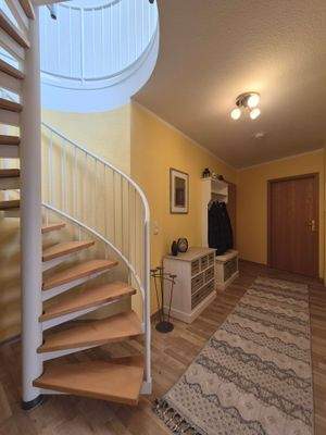 Flur mit Treppe ins DG Zimmer