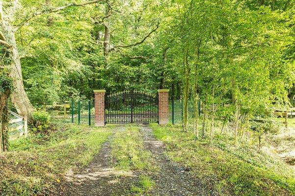 Capeller-Tor und Zufahrt