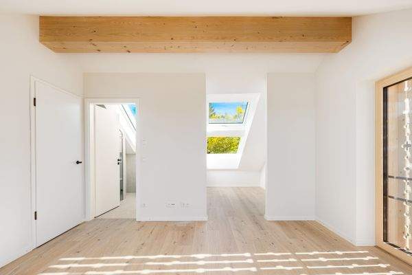 Schlafbereich mit großen Dachfenstern