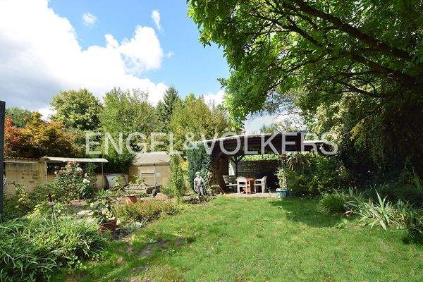 Uriges Grün mit Grillunterstand