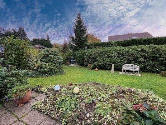 Blick von der Terrasse in den Garten