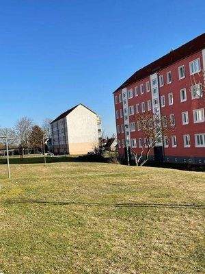 Außenansicht mit viel Grünflächen