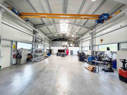 Halle mit 5 Tonnen Kran