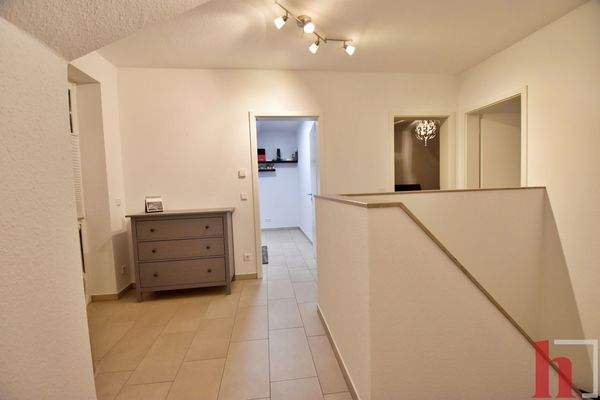 Heller Flur mit Kommode