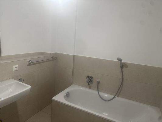 Badezimmer mit Badewanne und Dusche (1).jpg
