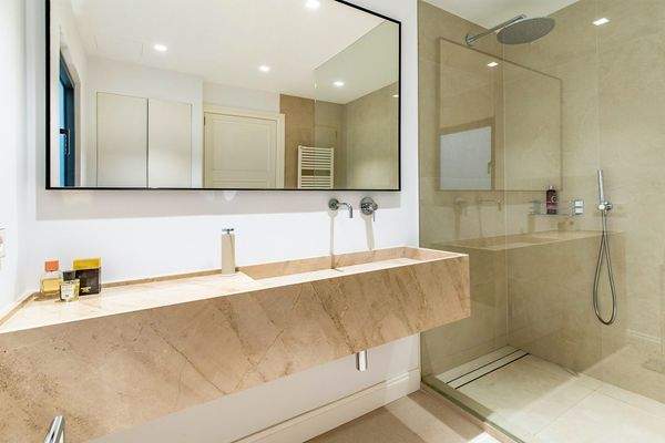 Eines von 2 Badezimmern