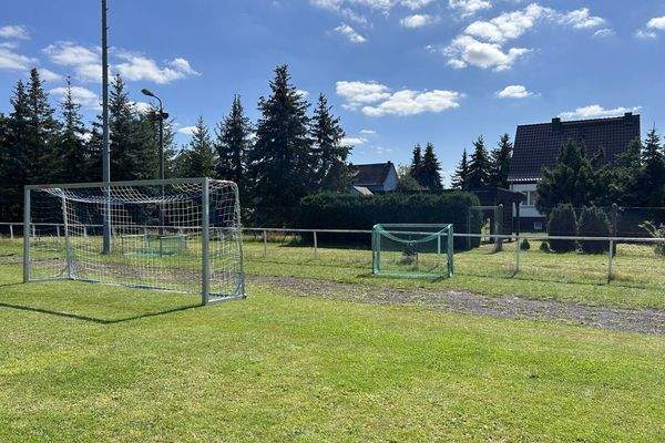 wenige Meter zwischen Grundstück und Fußballplatz