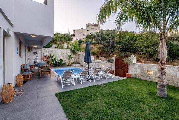 Kreta, Stalos: 2 unabhängige Wohnungen in Strandnähe zu verkaufen