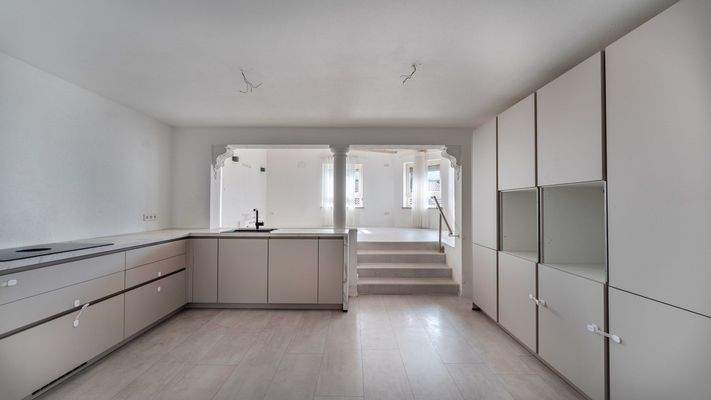 Küche mit Blick ins Wohnzimmer