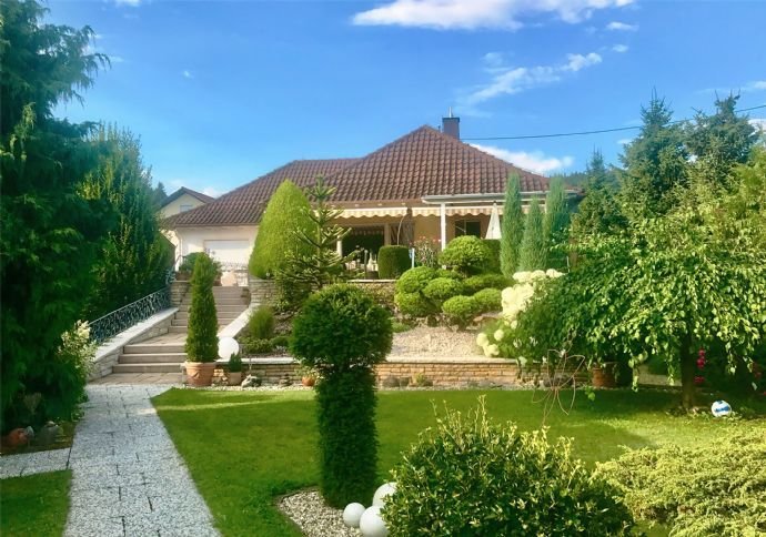 Mediterrane Villa mit einem traumhaft angelegten Garten, herrlicher Terrasse, separater Einliegerwohnung und Doppelgarage.