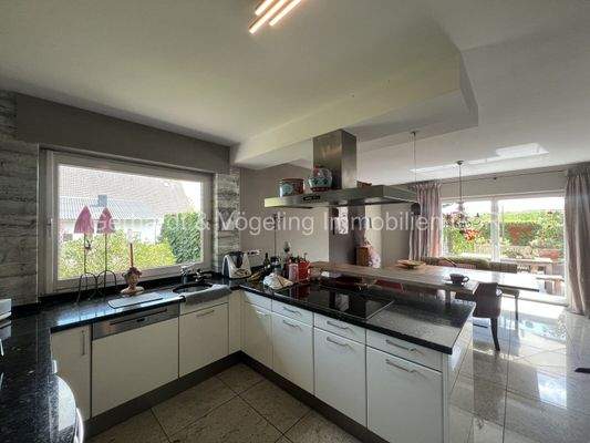 Küche mit Blick in den Garten