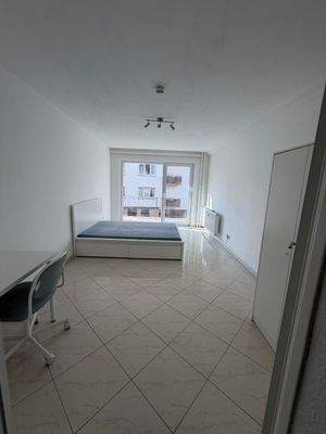 Helles Zimmer mit Bett