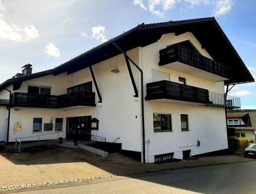 Blick vom Parkplatz aufs Haus