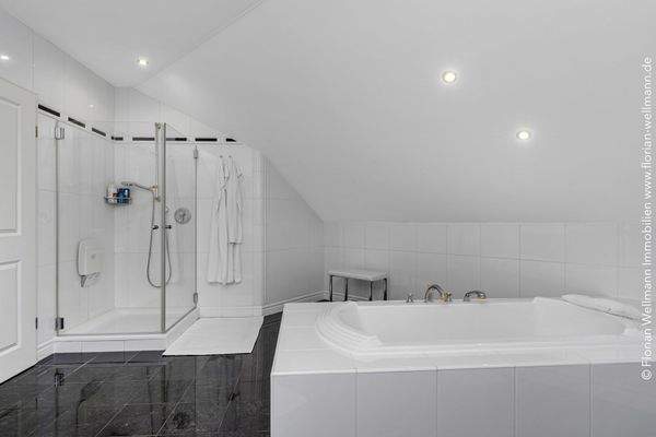 ... mit Badewanne und Dusche ...