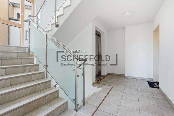 Treppenhaus / Aufzug