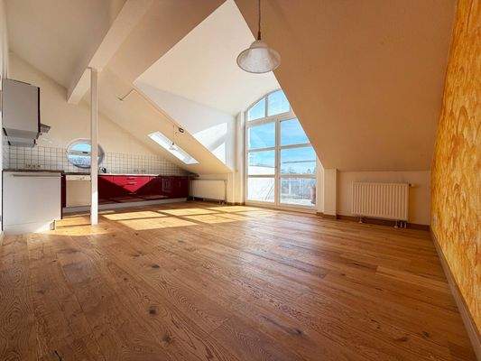 Wohn-Esszimmer: Die hohen Decken sorgen für ein schönes Raumgefühl