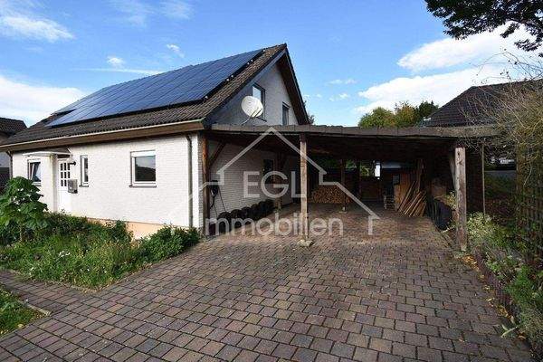 Straßenansicht m. Carport.jpg