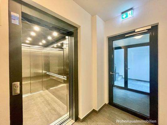 Ein Fahrstuhl führt nach oben