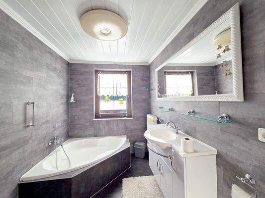Badezimmer mit Wanne im Obergeschoss