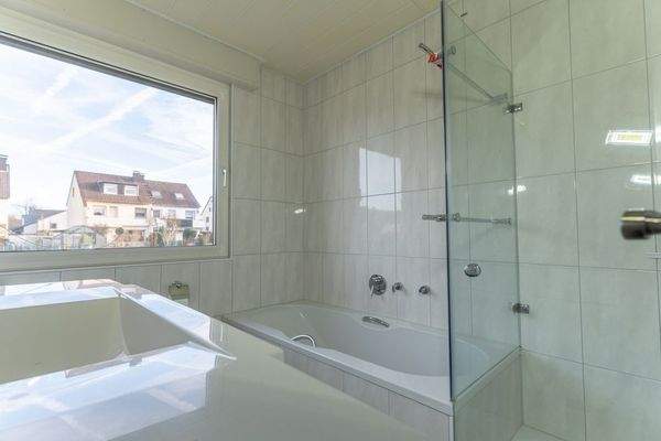 Modernes Tageslichtbad im EG