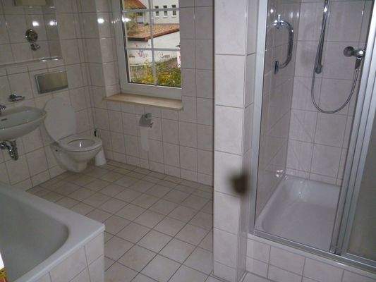 Bad mit Wanne und Dusche