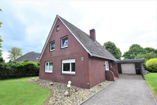 Vorderansicht mit Garage/Carport