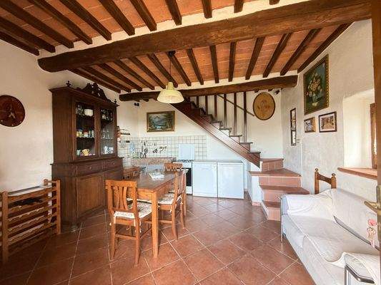 Wohnzimmer mit Esstisch und Küchenzeile