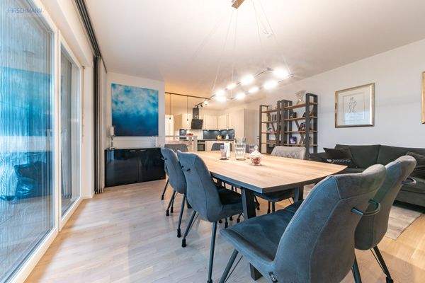 Essbereich mit Blick in die Küche 