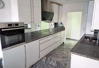 Einbauküche mit Elektrogeräten 